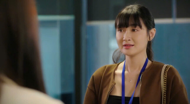 Trang vui mừng khi nghĩ rằng sếp Dũng đã trả tiền thay cho mình tập 23 “Bước chân vào đời”. Ảnh: VFC 