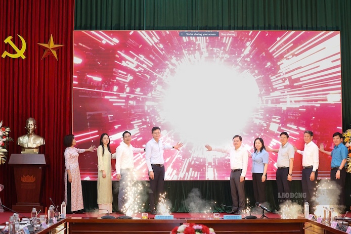 Tại buổi làm việc, với sự chứng kiến của ông Nguyễn Anh Tuấn - Ủy viên Trung ương Đảng, Phó Chủ tịch Ủy ban Trung ương Mặt trận Tổ quốc Việt Nam; Bí thư Đảng ủy, Chủ tịch Tổng Liên đoàn Lao động Việt Nam, Báo Lao Động đã ra mắt phiên bản tiếng Trung và tiếng Nga của báo điện tử Lao Động và Cổng Thông tin điện tử Công đoàn Việt Nam. Như vậy, từ tháng 4.2026, Báo điện tử Lao Động xuất bản 8 ngôn ngữ, gồm: Tiếng Việt, Anh, Hàn Quốc, Pháp, Tây Ban Nha, Nhật, Nga, Trung Quốc.