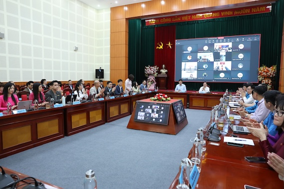 Buổi làm việc diễn ra với hình thức trực tiếp và trực tuyến kết nối tới 7 điểm cầu. Ảnh: Hải Nguyễn