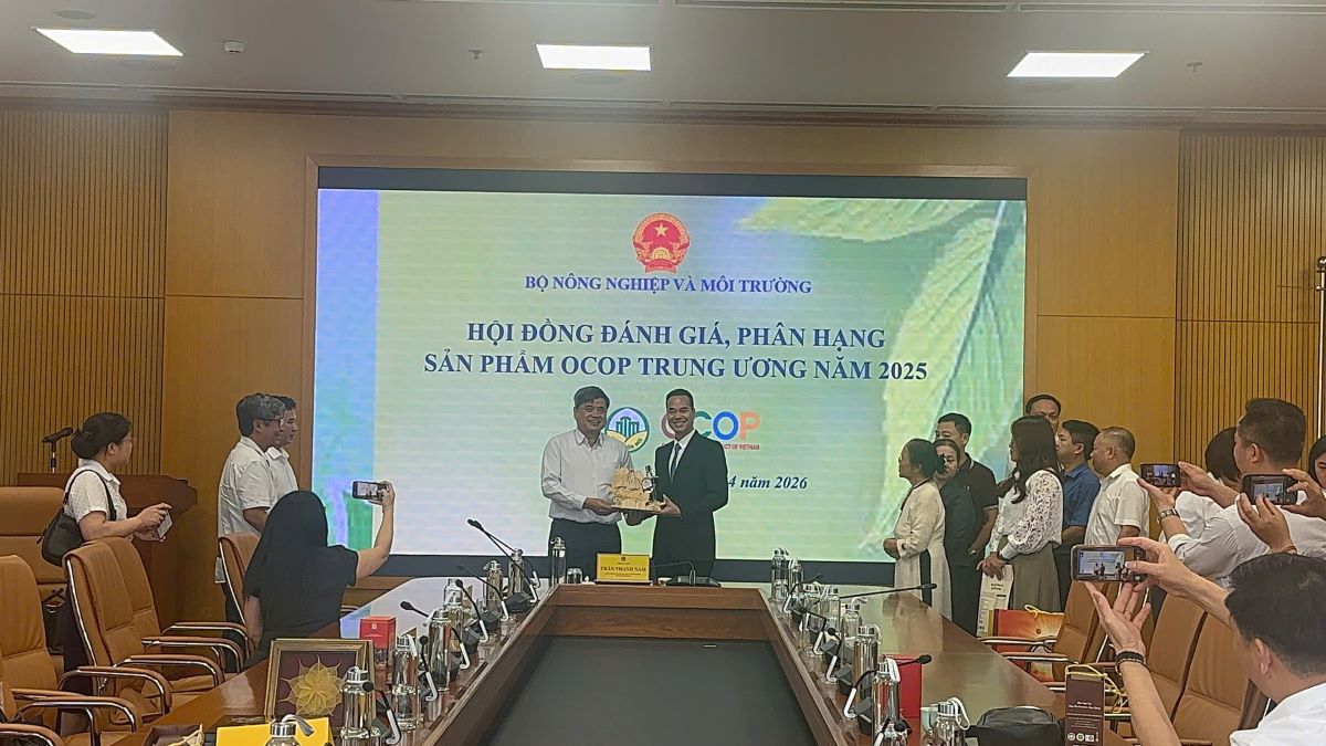 The Central OCOP product evaluation and ranking council met on the morning of April 15, 2026. Photo: Huu Bang