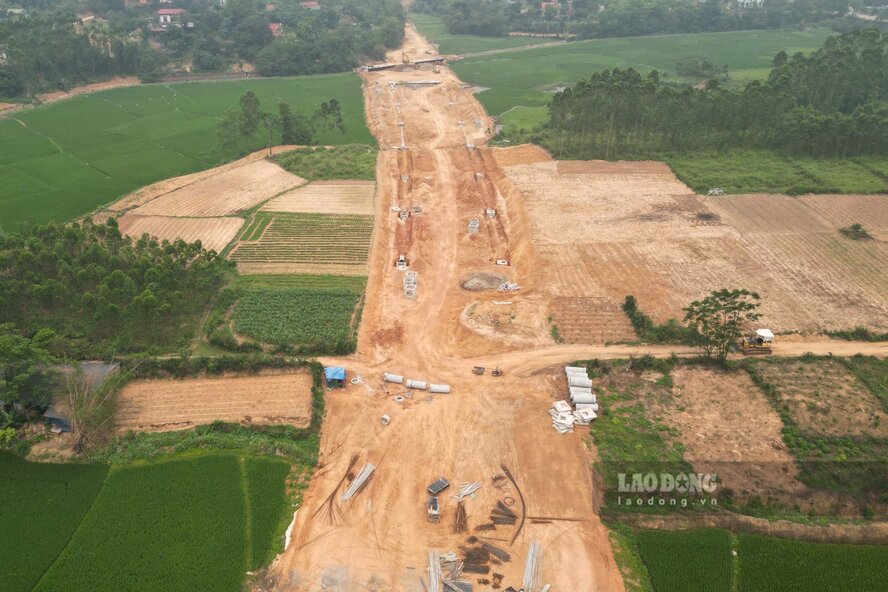 Functional agencies have announced land recovery for 469 households subject to project site clearance. Photo: To Cong