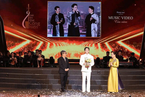 SOOBIN Hoàng Sơn nhận giải Music Video của năm với MV “Mục hạ vô nhân” tại Cống hiến 2026. Ảnh: Ban tổ chức