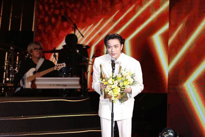 SOOBIN Hoàng Sơn reçoit 3 grands prix lors de la 20e cérémonie de remise des prix Cống hiến. Photo: Comité d'organisation