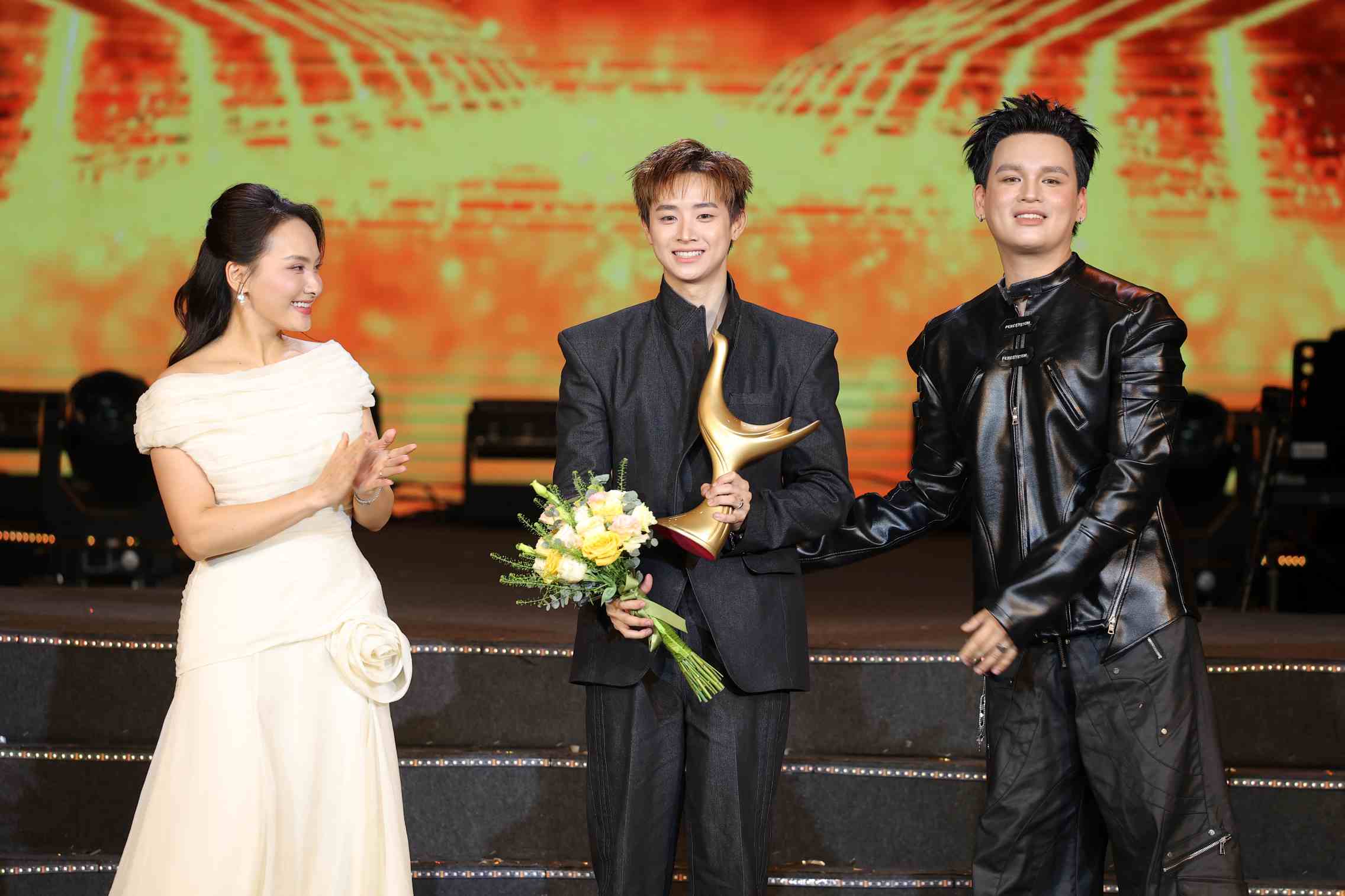 CONGB excellently surpassed many outstanding young faces, including Bui Truong Linh, to win the title of New Artist of the Year. Photo: Organizing Committee