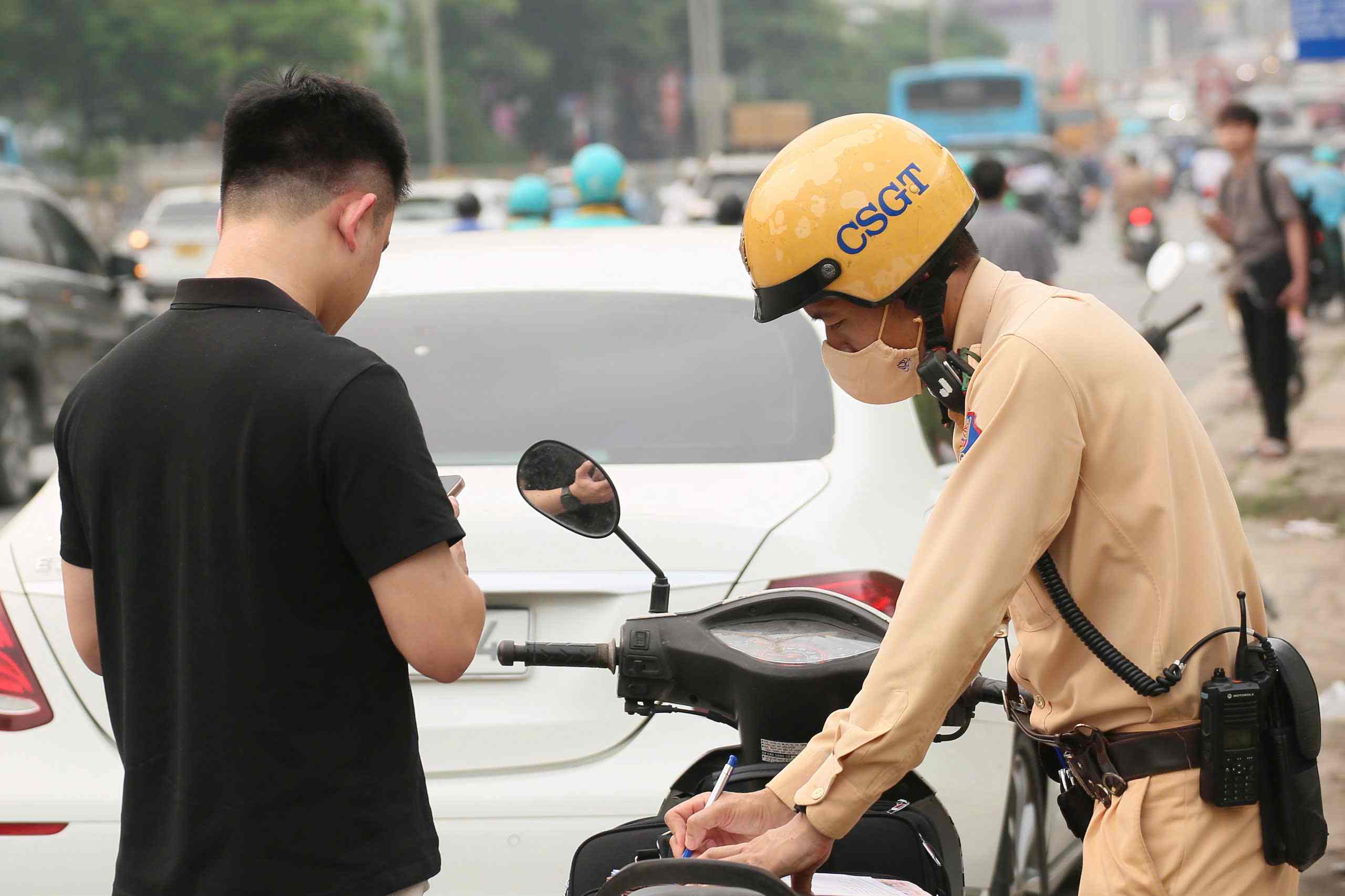 Lực lượng chức năng sẽ tăng cường xử lý hành vi dừng đỗ phương tiện sai quy định, không có vùng cấm, không ngoại lệ tại Hà Nội. Ảnh: Tiến Ngô