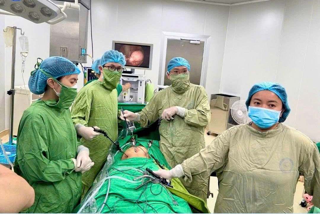 Los cirujanos rescatan a una joven con dolor abdominal sordo que casi pierde los ovarios y la oportunidad de ser madre. Foto: BVCC