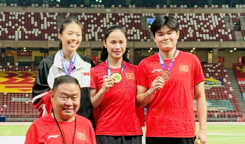 L'athlète Phùng Thị Huệ (au milieu) remporte la médaille d'or du 100m féminin. Photo: Huệ Phùng