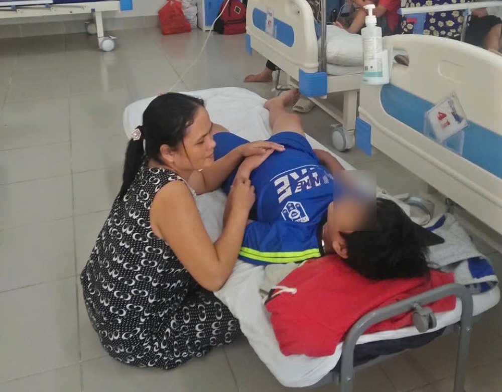 After her husband passed away, Ms. Hien fell into a state of burden, struggling with difficulties with her child due to prolonged illness. Photo: Family provided