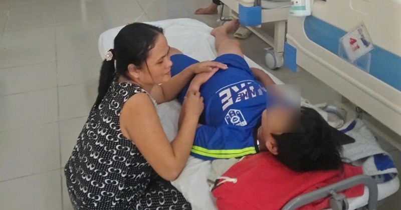 Mẹ góa nuôi con trai mắc bệnh máu khó đông