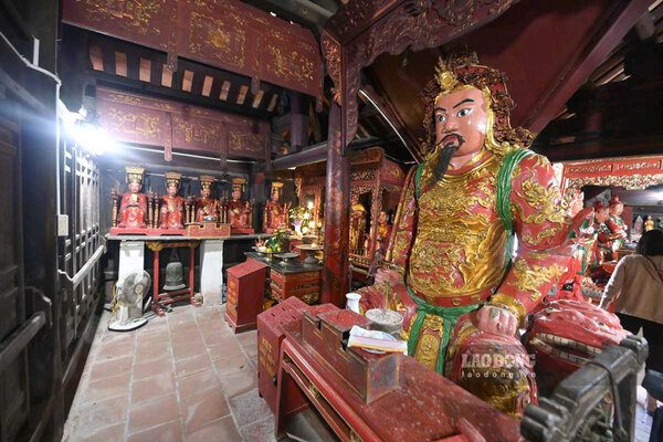 Không gian thờ tự bên trong chùa cổ. Ảnh: Hà Vi