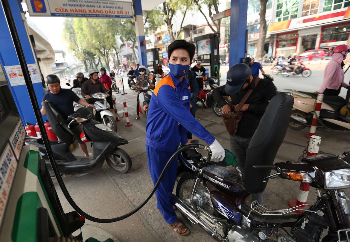 In today's price adjustment session, gasoline prices increased slightly, and oil prices decreased sharply. Photo: Hai Nguyen