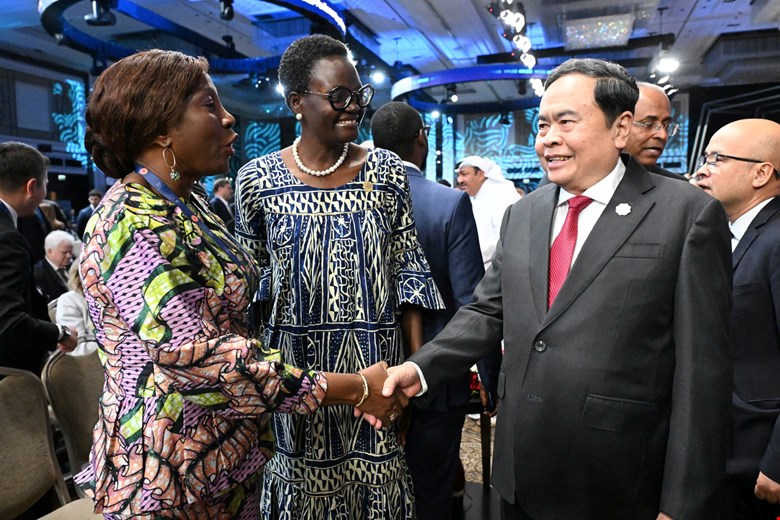 Politburo Member, National Assembly Chairman Tran Thanh Man talks with leaders of National Assemblies/Parliaments of countries before the opening ceremony of the IPU-152 General Assembly. Photo: Quochoi. vn
