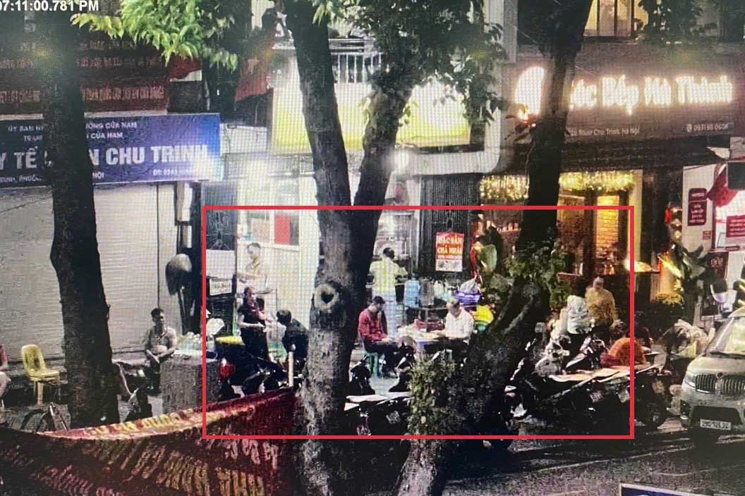 Số 34 Phan Chu Trinh (phường Cửa Nam) - cơ sở kinh doanh Bia Sửu sử dụng trái phép vỉa hè để kinh doanh dịch vụ ăn uống, đầu tháng 3.2026. Ảnh: Công an Hà Nội

