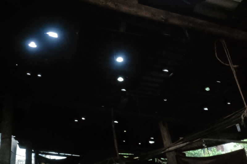 Mưa đá gây hư hỏng nặng mái nhà, ảnh hưởng đến sinh hoạt của người dân. Ảnh: NDCC