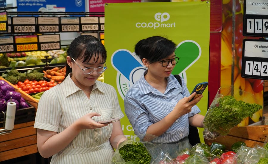 Consumers in Ho Chi Minh City prioritize choosing products with clear origins, ensuring safety for their families. Photo: Ngoc Le