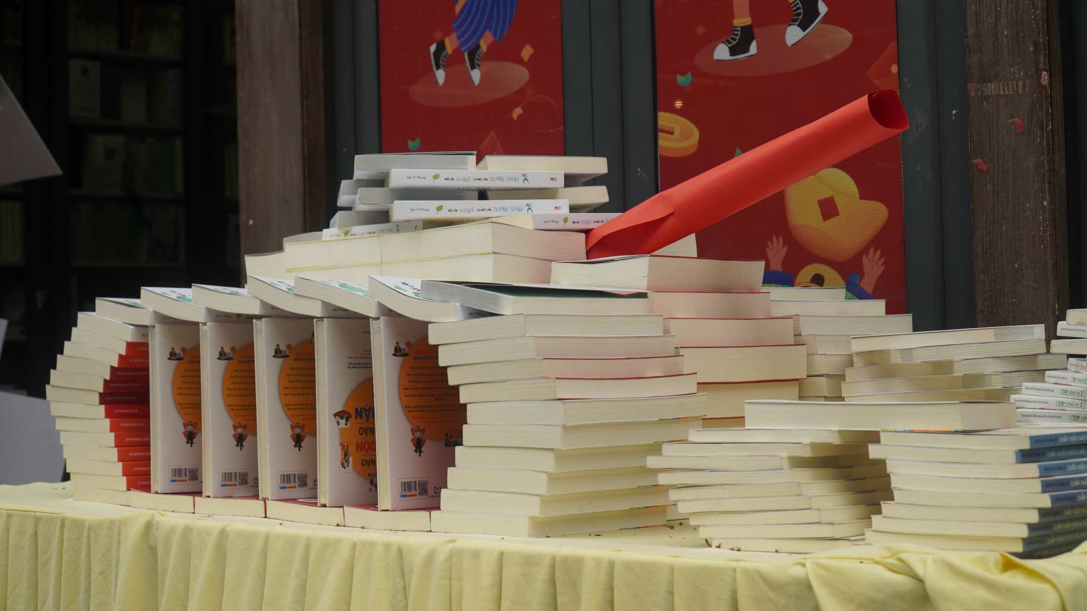 Các mô hình xếp sách tại Phố sách. Ảnh: Minh Vũ