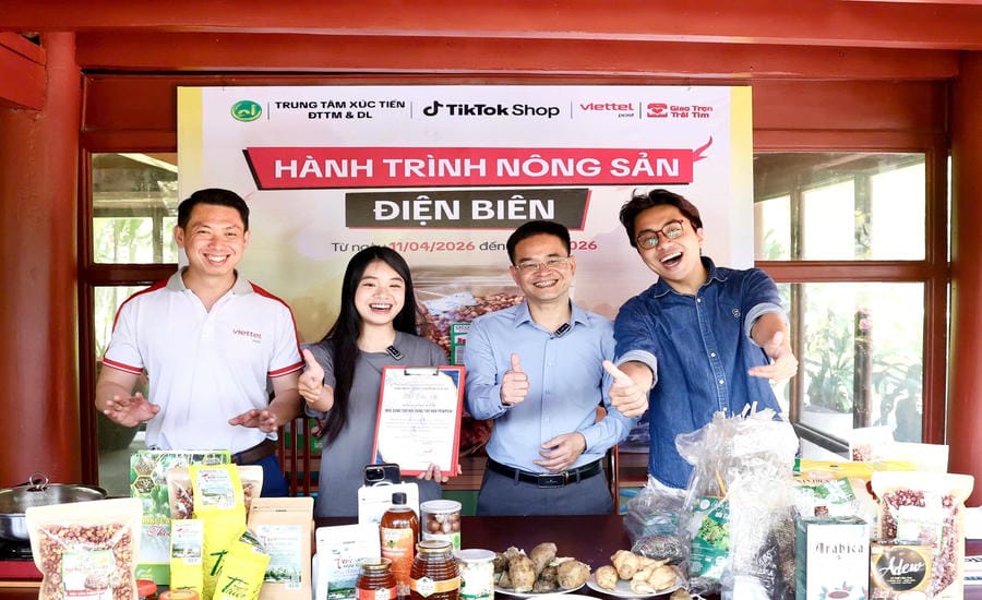 The Organizing Committee expresses gratitude to the content creators participating in the Mega live session "Dien Bien Agricultural Journey". Photo: Dien Bien ITT