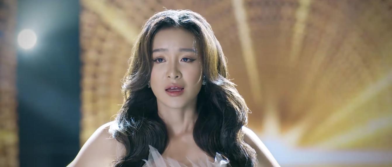 Vi Minh bị chèn ép ngay những ngày đầu đăng quang hoa hậu. Ảnh: VFC. 