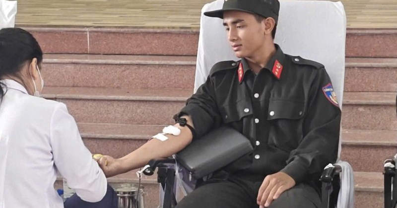 Hai cảnh sát cơ động hiến máu cứu bệnh nhân nguy kịch