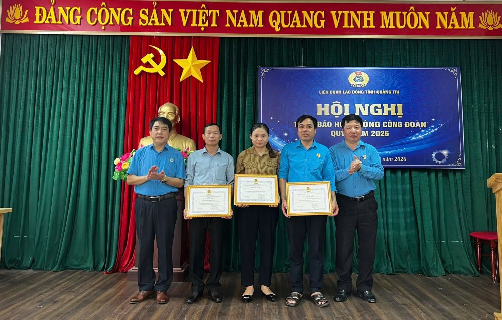 LĐLĐ tỉnh đã trao Bằng khen của Tổng LĐLĐ Việt Nam và Bằng khen của Ban Chấp hành LĐLĐ tỉnh cho các tập thể, cá nhân có thành tích tiêu biểu trong hoạt động công đoàn. Ảnh: Công đoàn Quảng Trị
