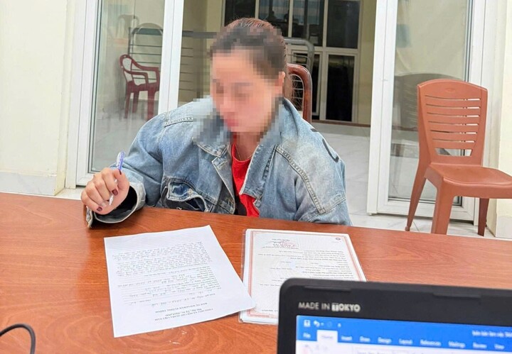 Bà T bị triệu tập lên trụ sở công an làm việc sau khi có hành vi bịt miệng, mũi con gây khó thở. Ảnh: Công an cung cấp

