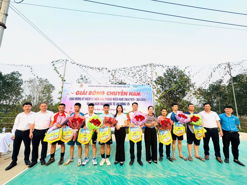 バレーボール大会は活気のある雰囲気を作り出し、労働組合組織間の交流と結束を強化します。写真:ゲアン労働組合