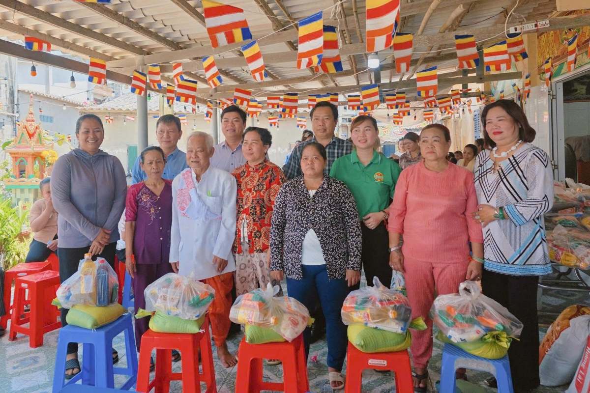 The VFF Committee of Long Hai commune visits and wishes Tet, giving gifts to Khmer households in difficult circumstances. Photo: VFF