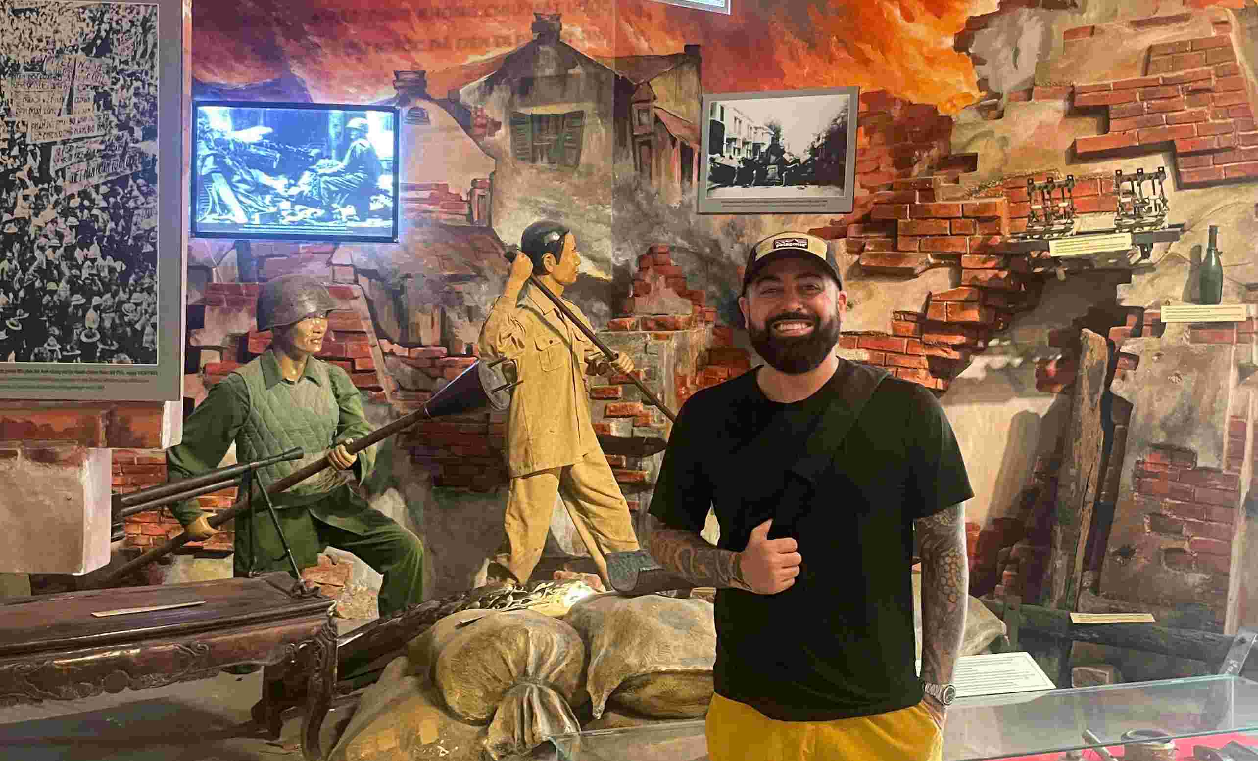 Anh Erik bày tỏ sự thích thú khi lần đầu chiêm ngưỡng xác máy bay B-52 ngoài trời và tận mắt nhìn thấy các hiện vật. Ảnh: Minh Vũ