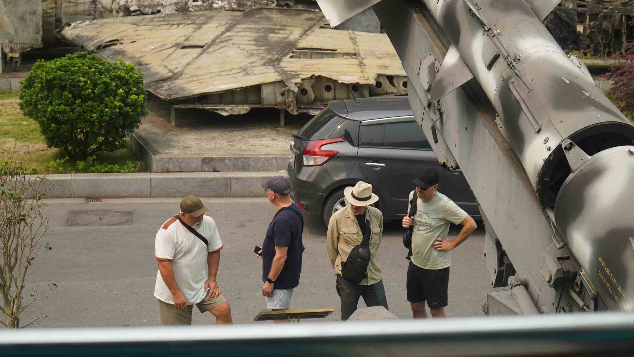 Du khách nước ngoài chăm chú tìm hiểu những hiện vật lịch sử tại Bảo tàng Chiến thắng B-52, nơi lưu giữ ký ức hào hùng của Hà Nội. Ảnh: Minh Vũ