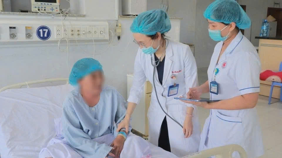 3. Các bác sĩ BVĐK TP Cần Thơ đã điều trị kip thời bệnh nhân nữ ở Vĩnh Long mắc bệnh não mô cầu. Ảnh: NVCC