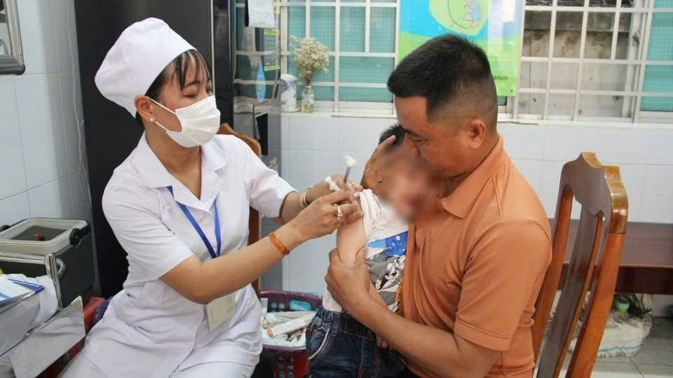 2. Tiêm vaccine là một trong biện pháp hiệu quả phòng ngừa bệnh viêm não mô cầu. Ảnh: Hoàng Lộc