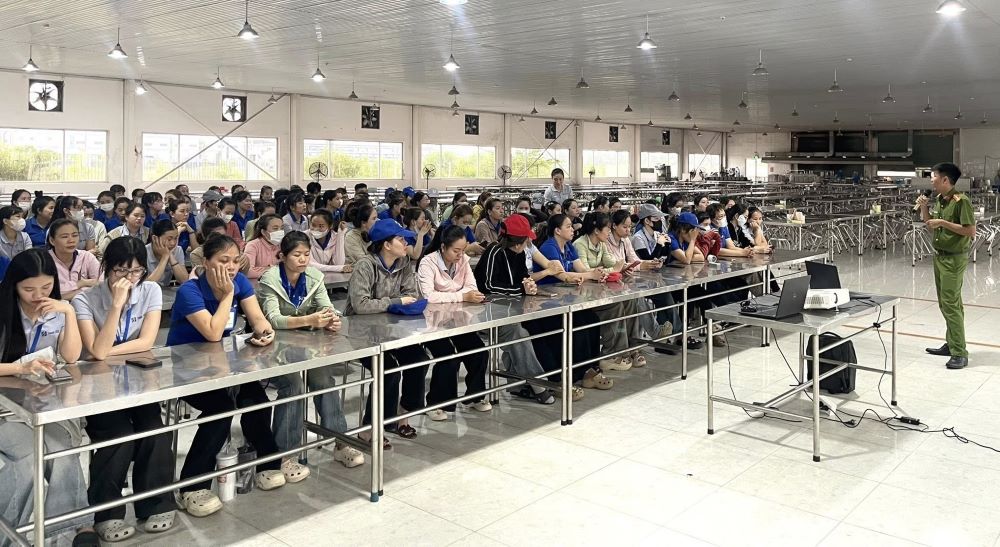 フエ市労働組合連合会は、組合員と労働者にオンライン詐欺防止に関する知識を広報し、身につけさせました。写真:フエ労働組合