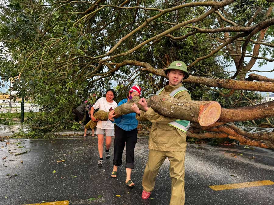 弱い寒気と低気圧の谷が組み合わさると、北部山岳地帯の一部の省で雷雨が発生するでしょう。写真:ラオカイ省チュンタム区警察