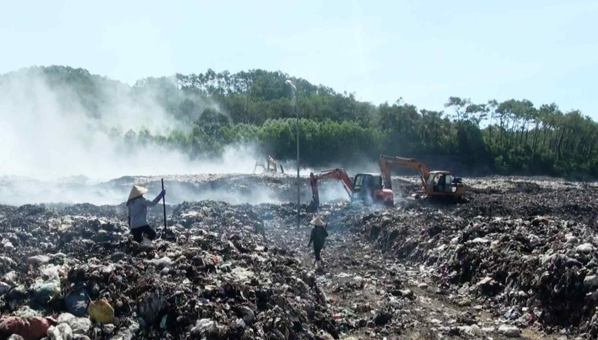 Trên địa bàn đã có bãi rác Nghi Yên, người dân xã Hải Lộc lo ngại thêm lò hỏa táng sẽ gây chồng lấn ô nhiễm. Ảnh: Ngọc Anh
