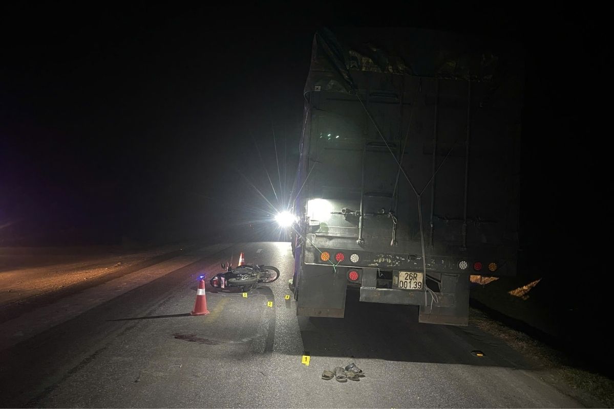 Xe mô tô mang biển kiểm soát .