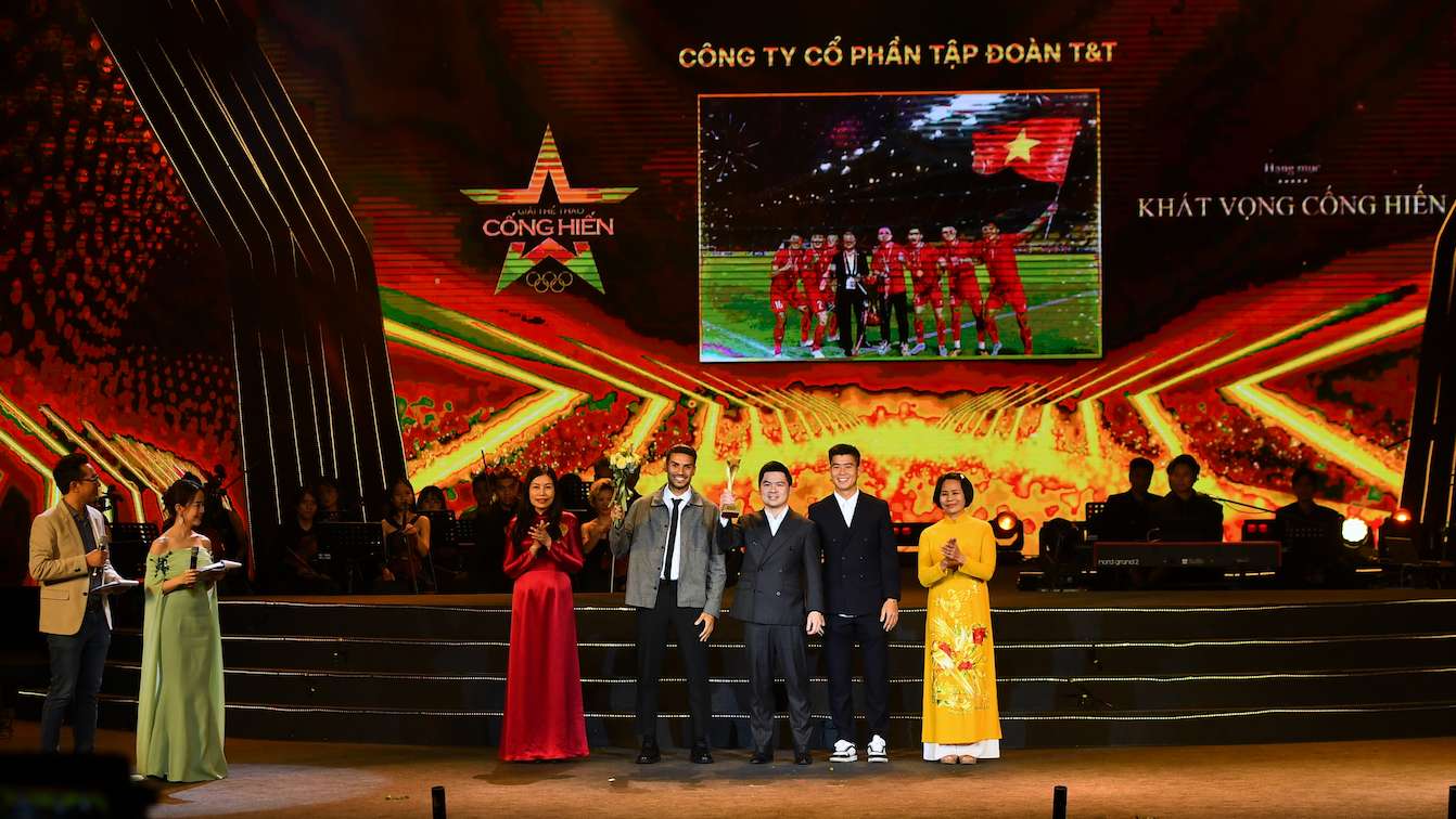 Phó Chủ tịch T&T Group Đỗ Vinh Quang cùng hai cầu thủ Đỗ Hoàng Hên và Đỗ Duy Mạnh nhận giải Khát vọng Cống hiến tối 15.4. Ảnh: T&T Group