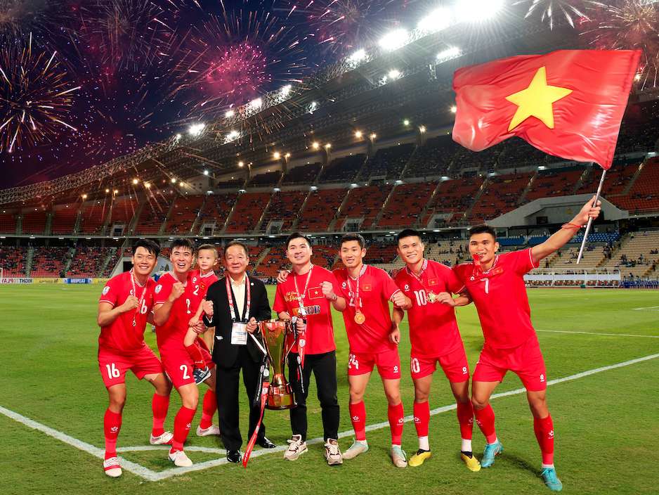 Bầu Hiển ăn mừng chức vô địch ASEAN Cup 2024 cùng các cầu thủ Hà Nội FC góp mặt trong đội hình tuyển Việt Nam. Ảnh: T&T Group
