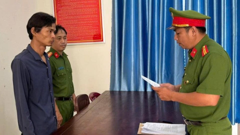 La agencia de policía ejecuta la decisión de procesar al acusado Nguyen Van Vu por el acto de uso ilegal de drogas. Foto: Policía de Vinh Long