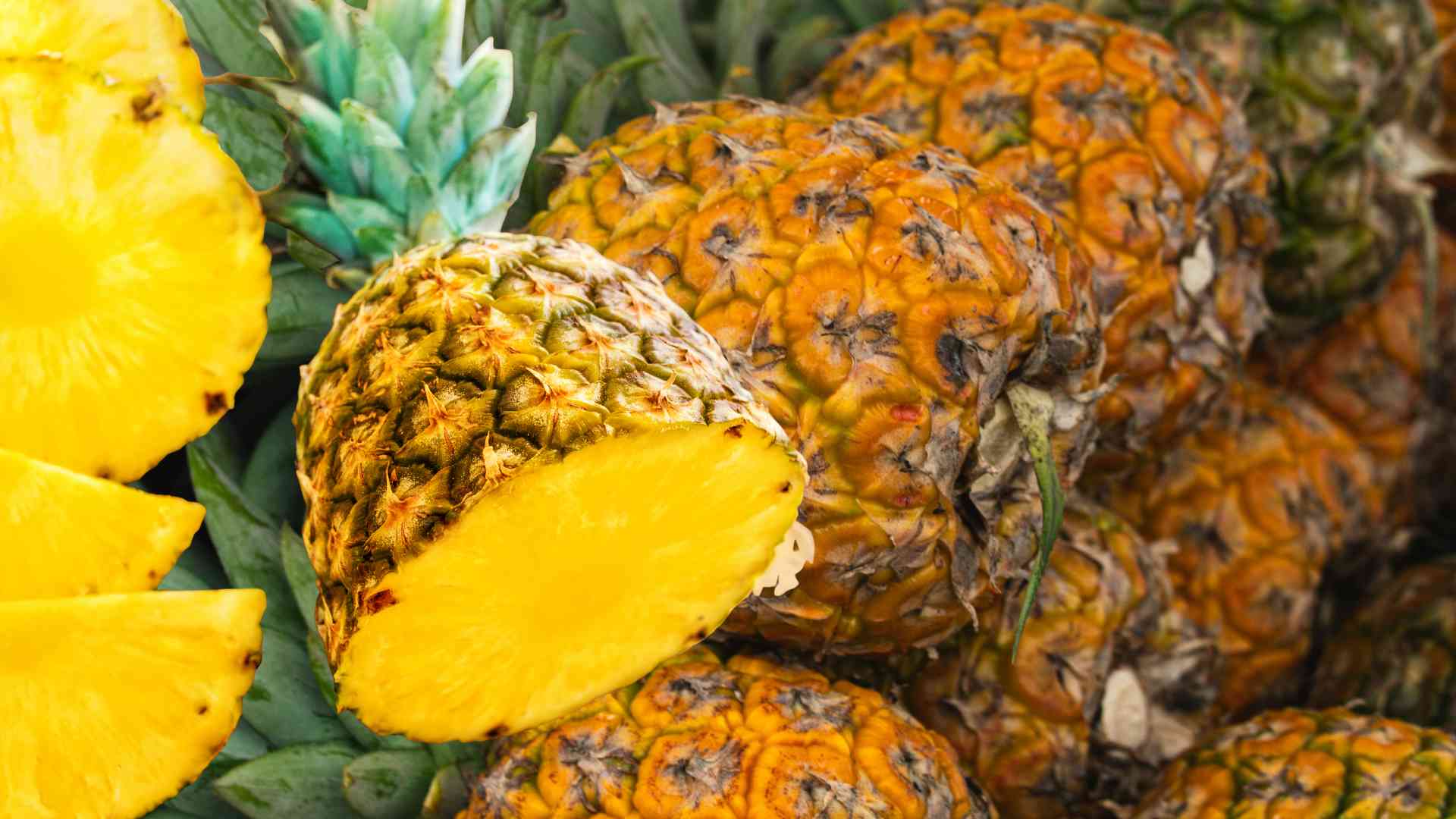 Pineapple eaten properly not only helps improve digestion but also supports collagen production. Graphic photo: Huong Son