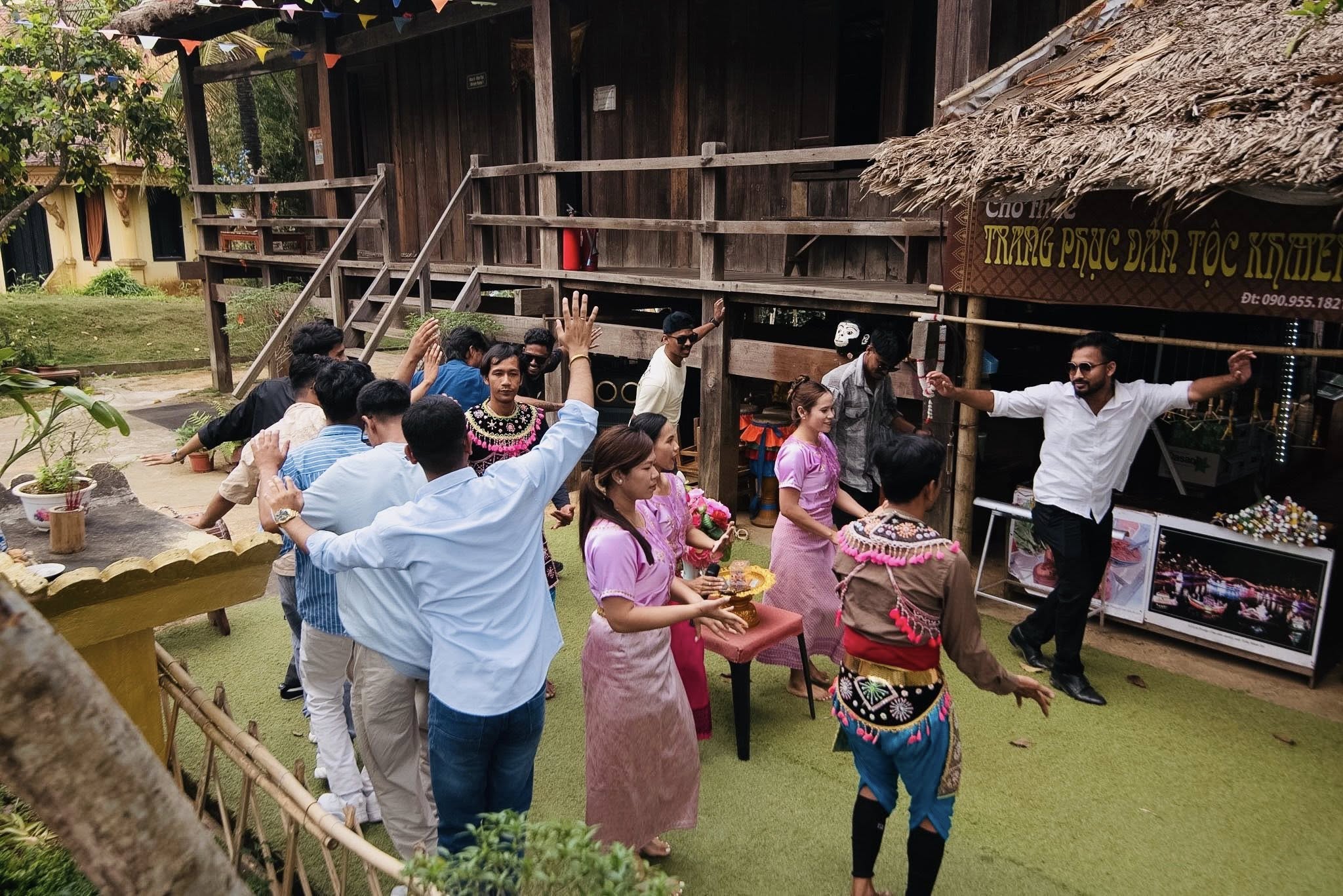 Làng Văn hóa - Du lịch các dân tộc Việt Nam tổ chức nhiều chương trình hấp dẫn xuyên suốt tháng 4, đặc biệt vào dịp nghỉ lễ Giỗ Tổ Hùng Vương và 30.4 - 1.5. Ảnh: Phạm Hương