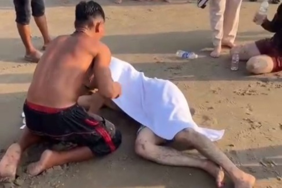 Les touristes inondés ont été aidés à temps par les forces de sauvetage côtière de Vũng Tàu. Photo: Như Ý