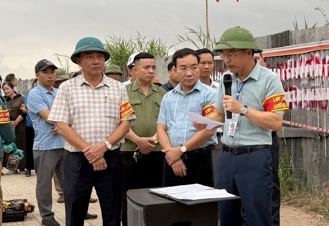 Trưởng Ban cưỡng chế thu hồi đất công bố các quyết định cưỡng chế, phương án cưỡng chế và tiếp tục vận động các hộ dân tự nguyện bàn giao mặt bằng. Ảnh: Cổng TTĐT phường Dương Kinh