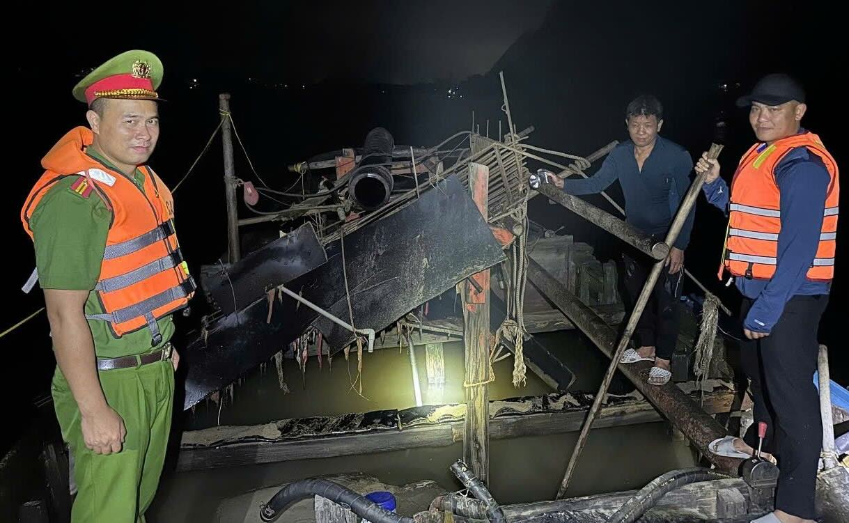 Xử lý người khai thác cát trái phép trên sông Gianh lúc rạng sáng. Ảnh: Công an xã Tuyên Hóa