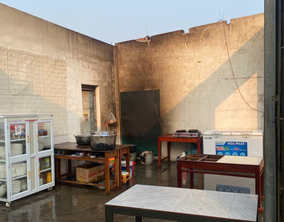 Mái nhà bị bay do lốc xoáy. Ảnh: Minh Hạnh