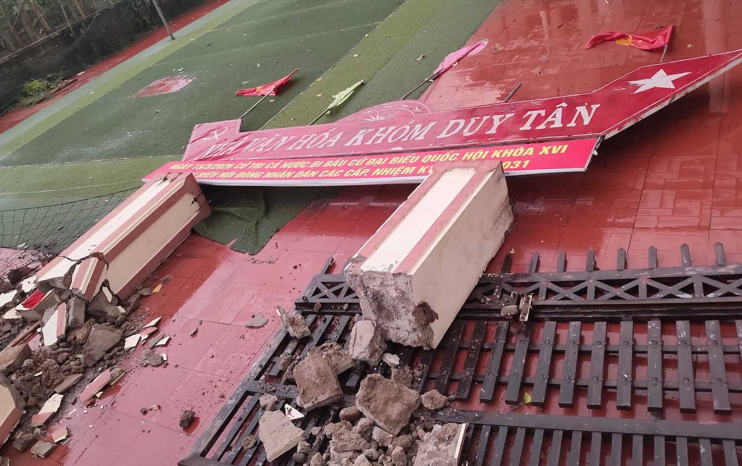 La tornade a provoqué l'effondrement d'une porte de la maison de la culture. Photo: Minh Hạnh