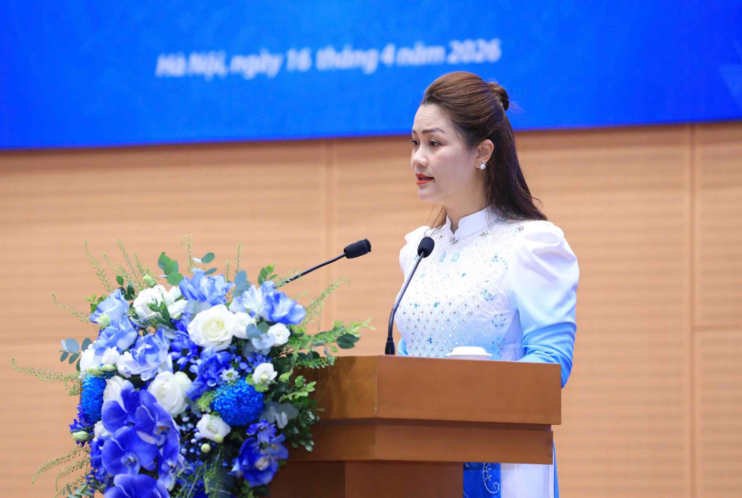 Bà Nguyễn Minh Thu, Phó Tổng thư ký Hiệp hội Doanh nghiệp nhỏ và vừa thành phố Hà Nội, Phó Viện trưởng Viện Nghiên cứu và Đào tạo Doanh nhân APEC tham luận. Ảnh: Lê Hải