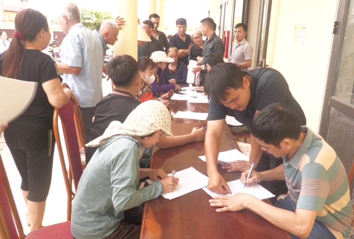 Phu Lien ward pays compensation and support costs to eligible households. Photo: Phu Lien ward e-Portal