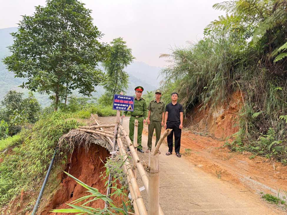 Công an xã Võ Lao cắm biển cảnh báo tại khu vực có nguy cơ sạt lở, chủ động phòng ngừa thiên tai. Ảnh: CACC
