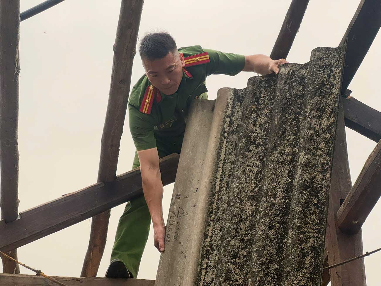 Công an xã Xuân Quang khẩn trương dọn dẹp, sửa chữa nhà ở giúp người dân ổn định cuộc sống.