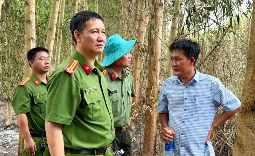 Inspección real del trabajo de prevención y extinción de incendios forestales en el área forestal de producción de la Policía Provincial de An Giang. Foto: Tien Dung